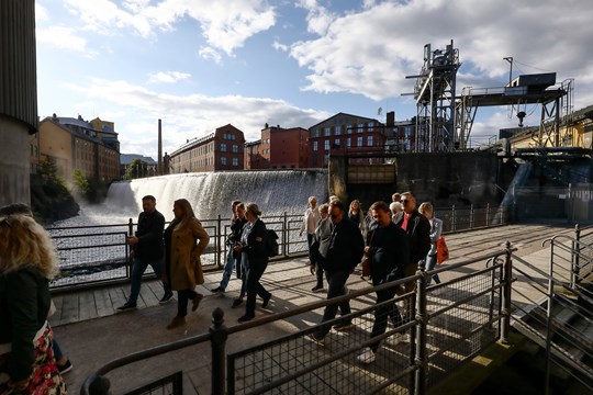 personer på stadsvandring i Norrköping